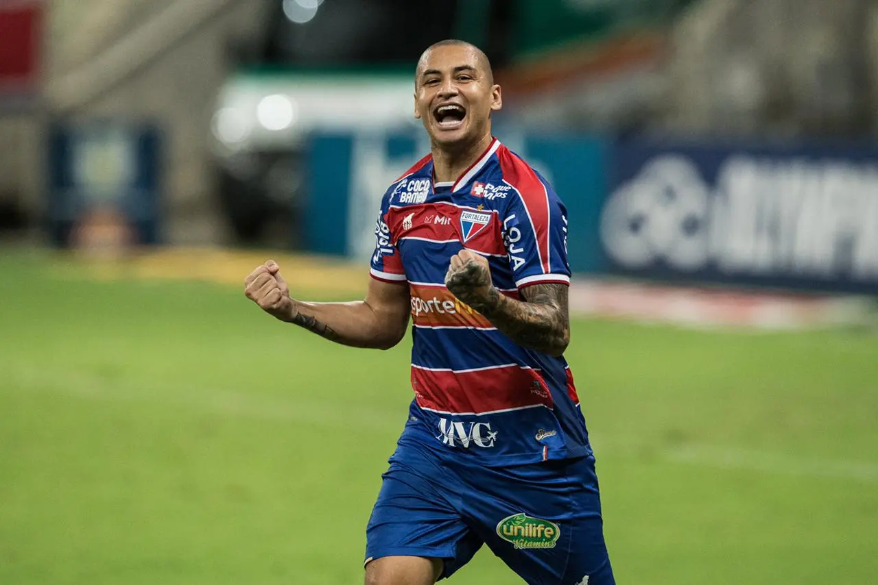 Wellington Paulista sorri ao comemorar gol pelo Fortaleza
