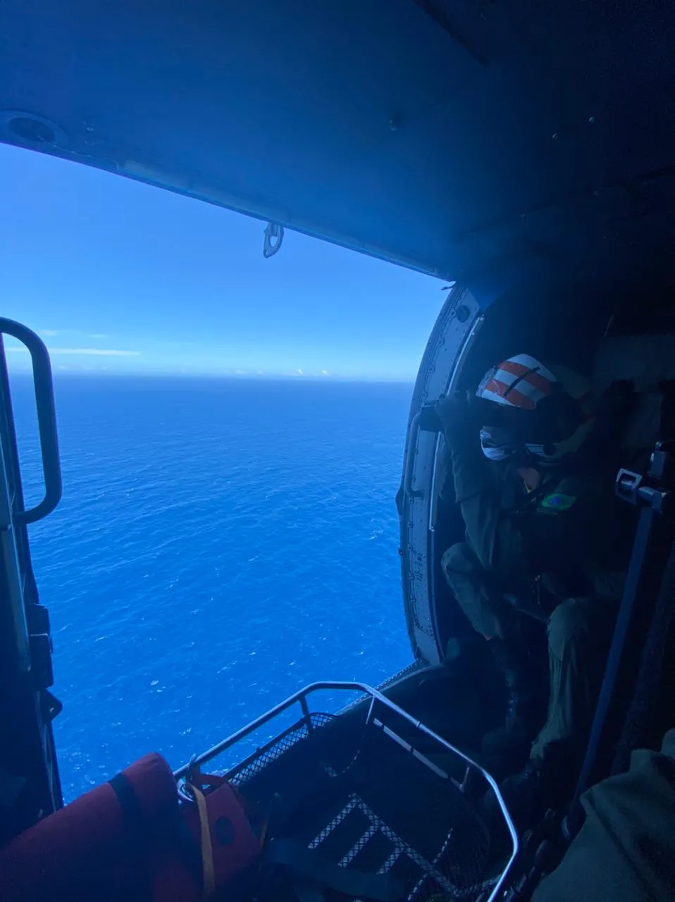 Helicóptero da Força Aérea tenta encontrar os cinco desaparecidos na área de buscas