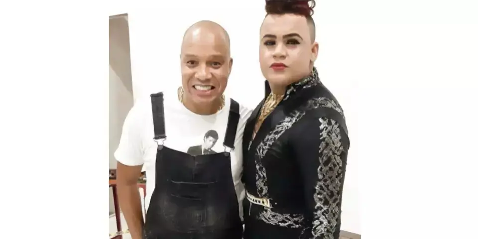 Cantor e dançarino Maycon Douglas Pinto ao lado do vocalista do grupo de pagode Molejo, Anderson Leonardo.