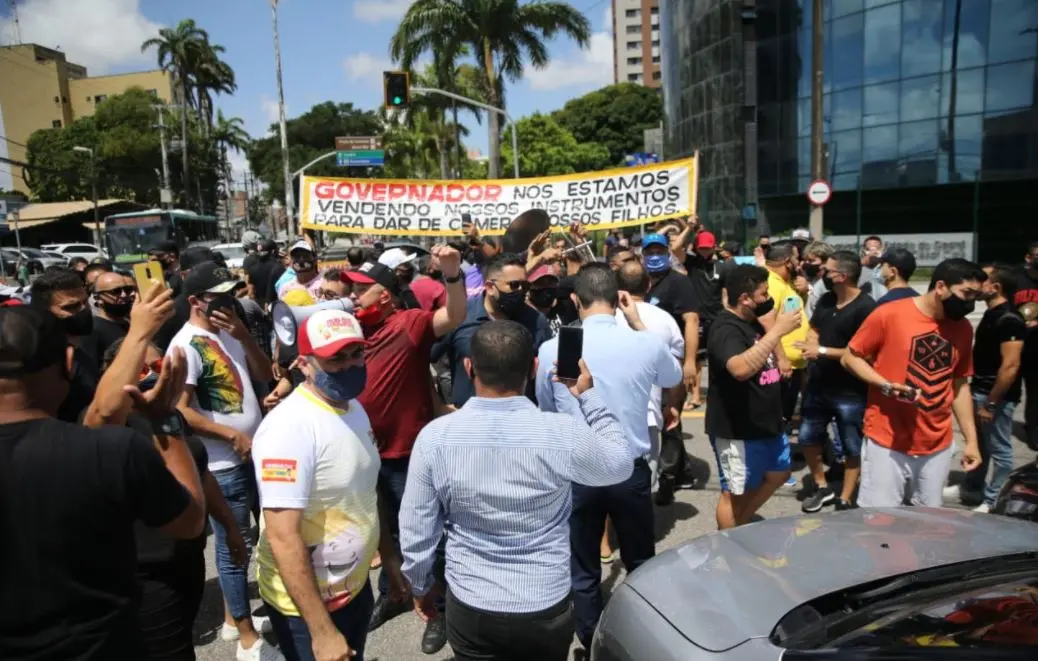A manifestação é organizada pela Associação Brasileira de Bares e Restaurantes no Ceará (Abrasel-CE) e espera cerca de mil pessoas no local.