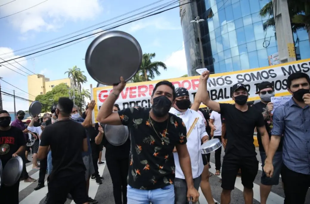 A manifestação é organizada pela Associação Brasileira de Bares e Restaurantes no Ceará (Abrasel-CE) e espera cerca de mil pessoas no local.