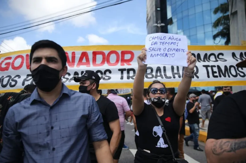 A manifestação é organizada pela Associação Brasileira de Bares e Restaurantes no Ceará (Abrasel-CE) e espera cerca de mil pessoas no local.