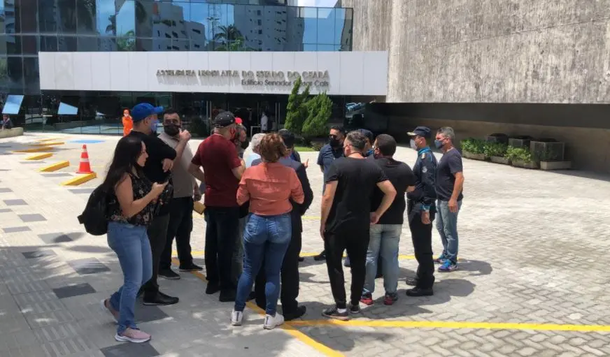 A manifestação é organizada pela Associação Brasileira de Bares e Restaurantes no Ceará (Abrasel-CE) e espera cerca de mil pessoas no local.