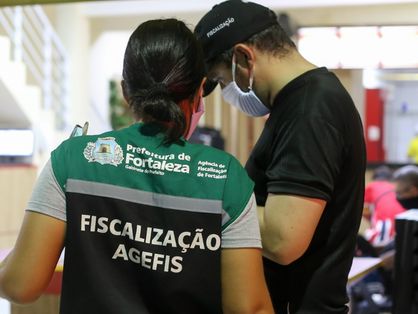 Agentes da Agefis fiscalizam cumprimento de regras do decreto de isolamento social em Fortaleza