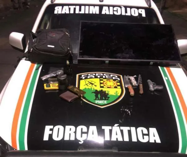 Os agentes também encontraram uma televisão, um aparelho de som, uma mochila e outros pertences e documentos.