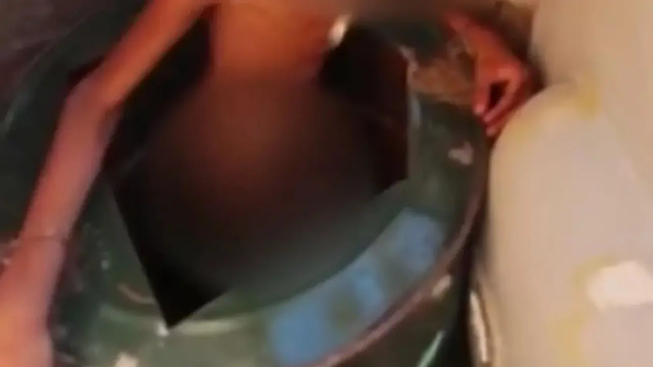 Esta é a imagem do menino encontrado acorrentado dentro de um barril em Campinas