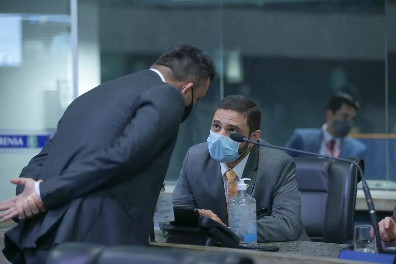 Deputado Júlio César Filho conversa com assessor no Plenário 13 de Maio