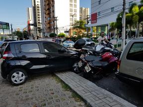 Motorista colidiu com carros e motos que estavam estacionados