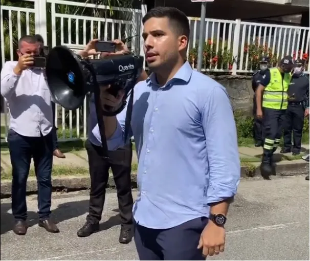 Após o ocorrido, André Fernandes discursou aos manifestantes nos arredores da Assembleia