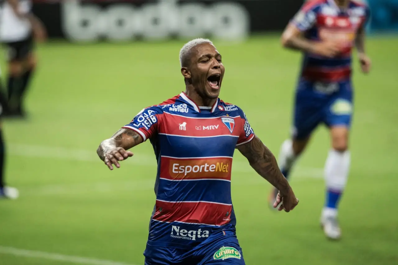 David corre de braços abertos comemorando gol marcado pelo Fortaleza