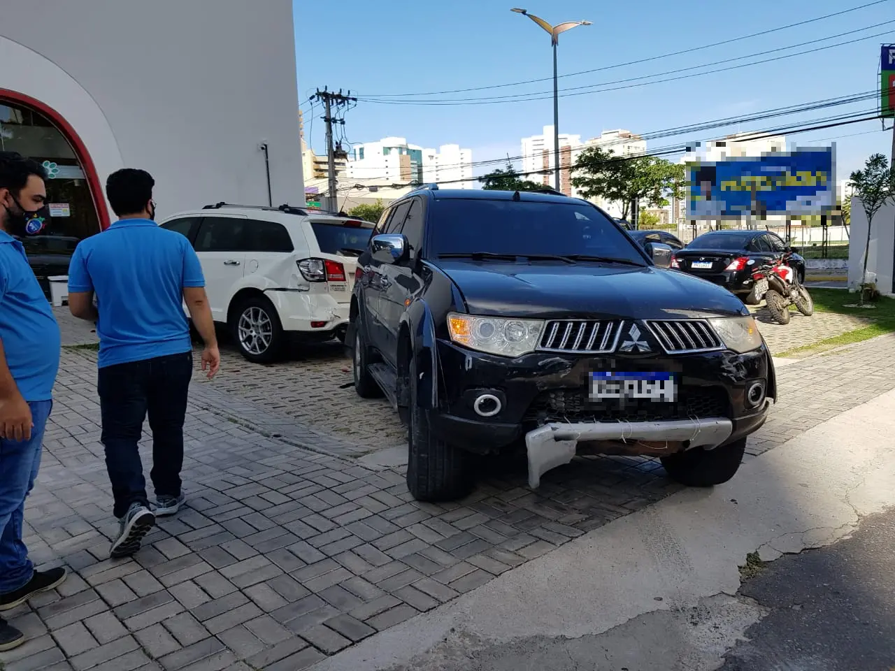 Carros batidos após motorista colidir com veículos estacionados