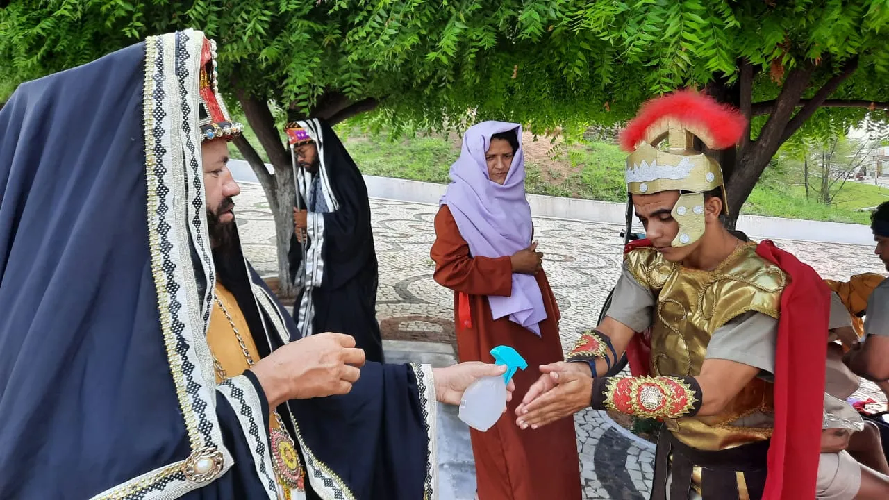 Os atores higienizam as mãos constantemente com álcool.