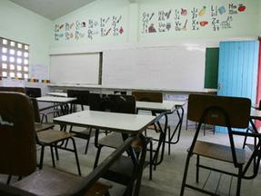 Sala de aula vazia de escola pública