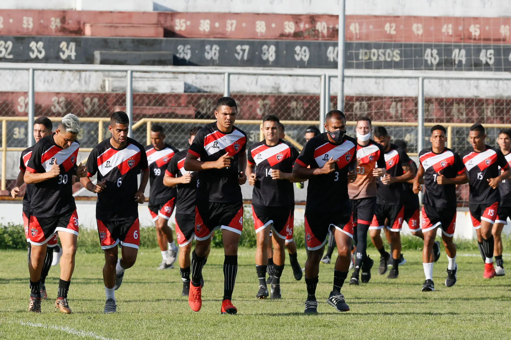 Caucaia treina no estádio Raimundão