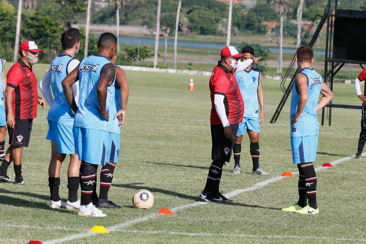 O técnico Raimundinho permaneceu no Atlético para o Estadual e vem reforçado em 2021
