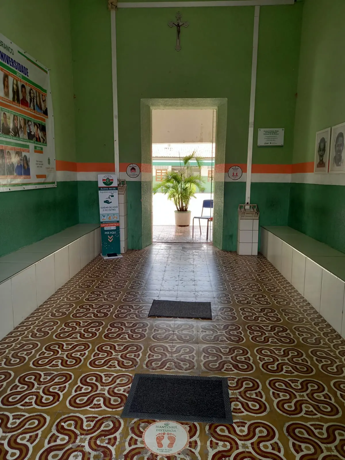 Totens de álcool em gel foram disponibilizados na entrada da EEMTI Visconde do Rio Branco, no Centro de Fortaleza