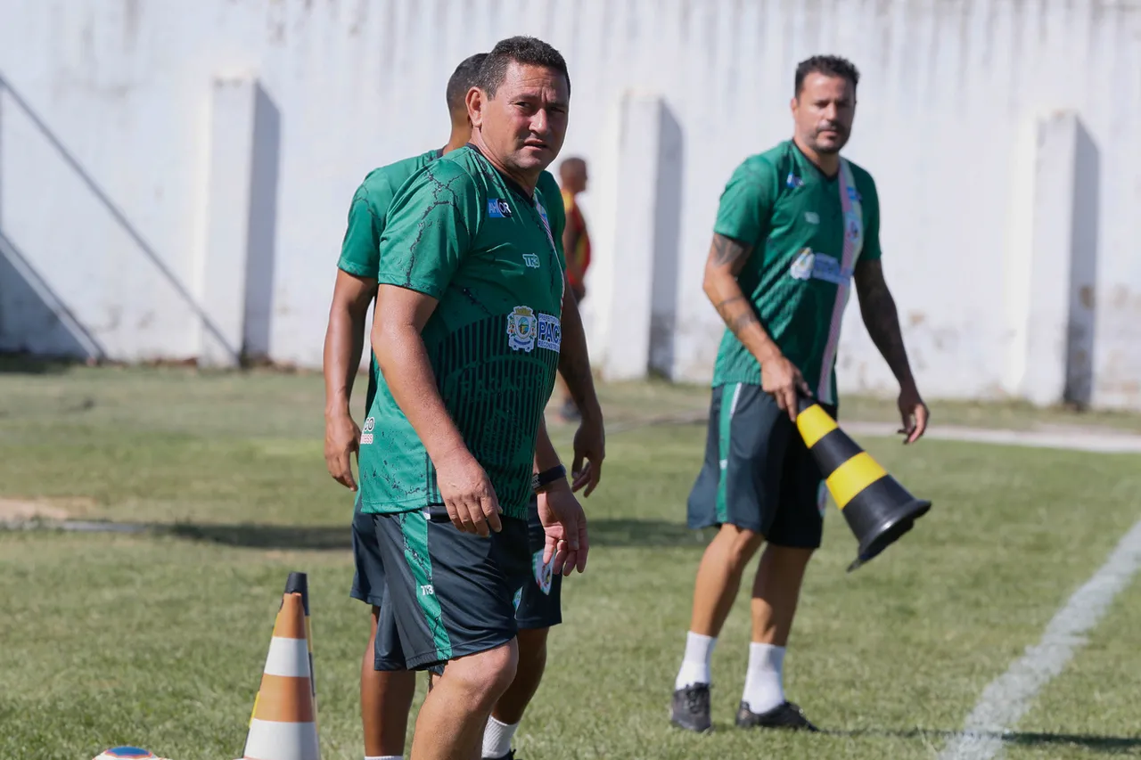 O técnico Roberto Carlos leva experiência ao Pacajus e será auxiliado por MIchel (ao lado), que marcou época como volante do Ceará
