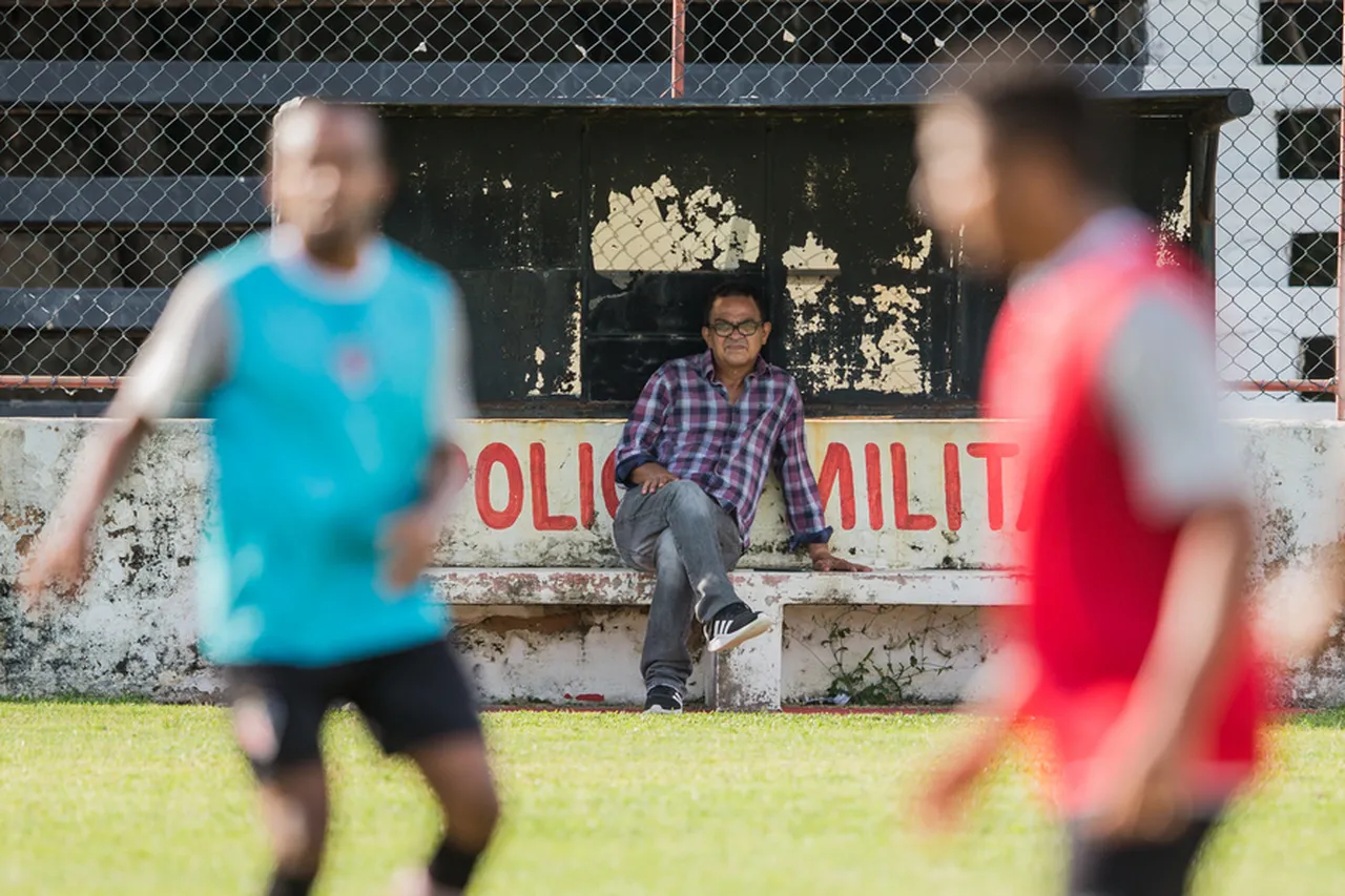 O técnico Francisco Diá observa o treino do Ferrão, que tem feito boa campanha na Fares Lopes