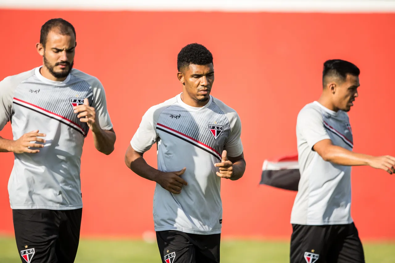 Entre remanescentes com o zagueiro Vitão e reforços como o atacante Adílson Bahia, o Ferroviário renova as esperanças por títulos na temporada