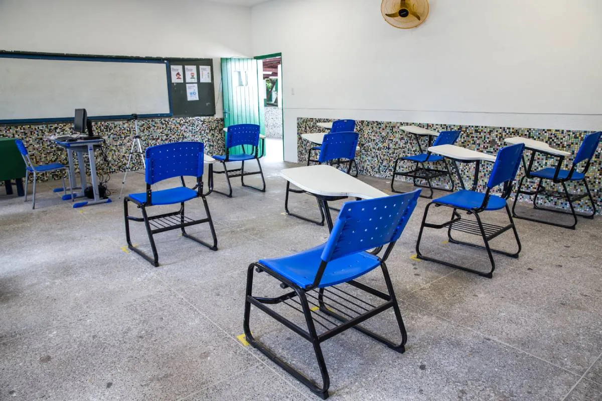 Com apenas 35% da capacidade das salas, cerca de 10 a 12 alunos cumprem rodízio presencial entre as quatro turmas pré-universitárias da escola Jenny Gomes