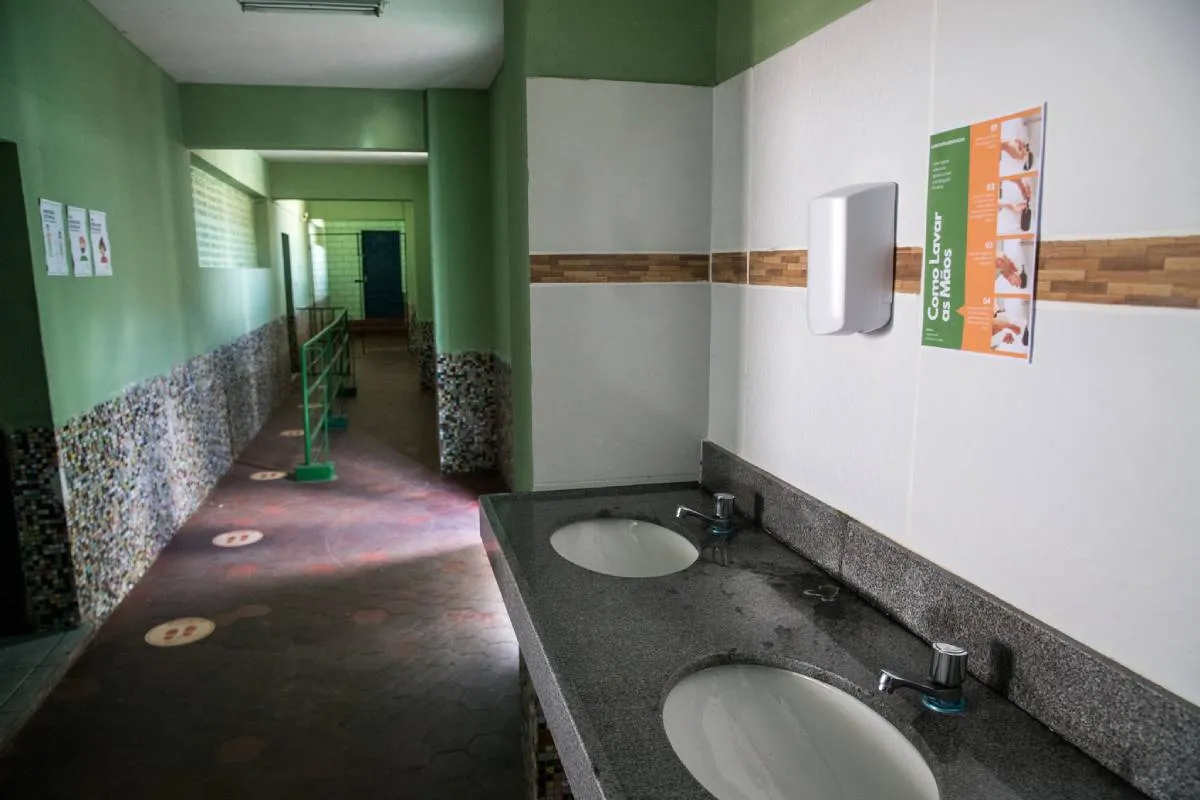 A escola Jenny Gomes estruturou-se para receber seus alunos na modalidade de ensino presencial