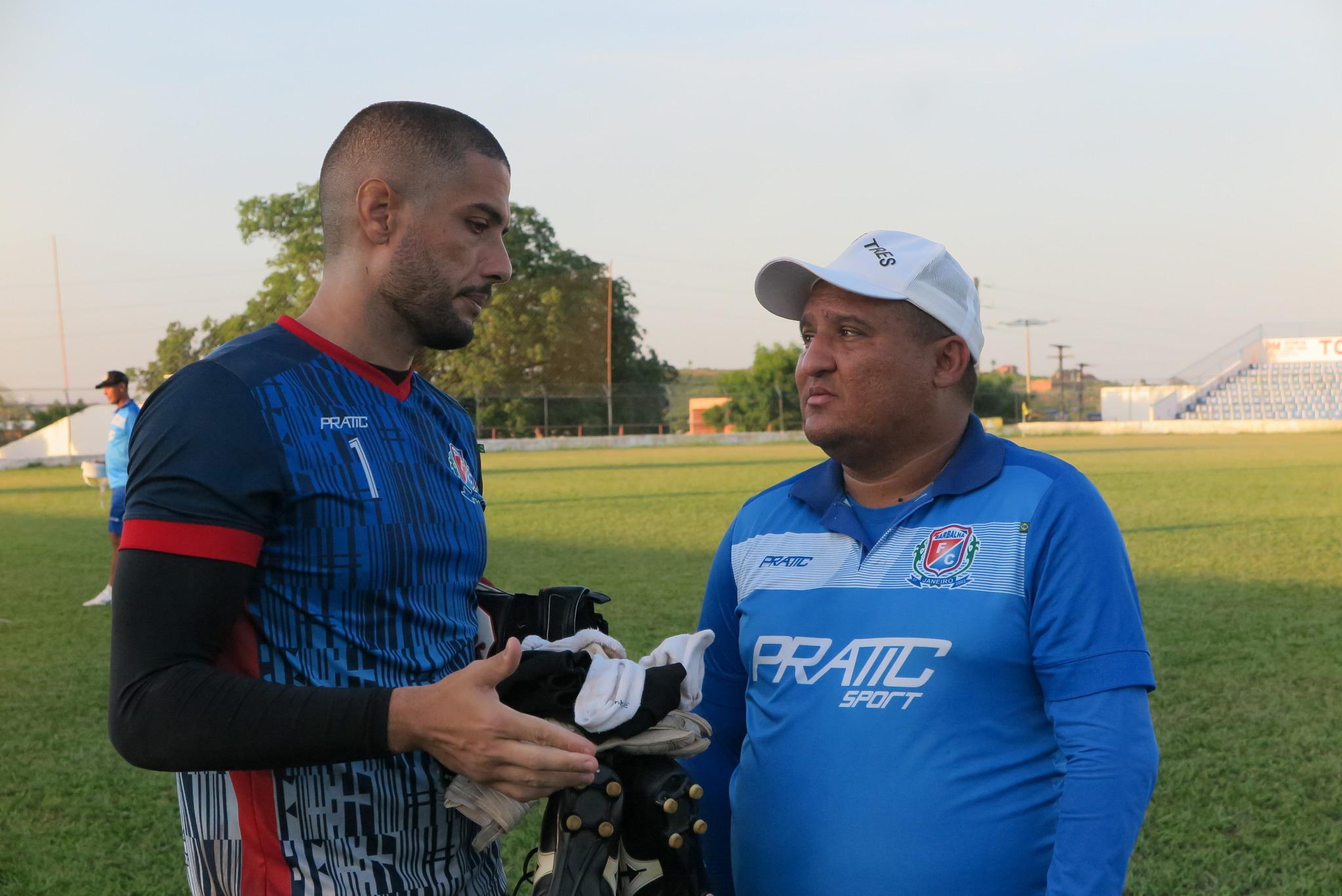 Goleiro Camilo recebe orientações do treinador Higor César