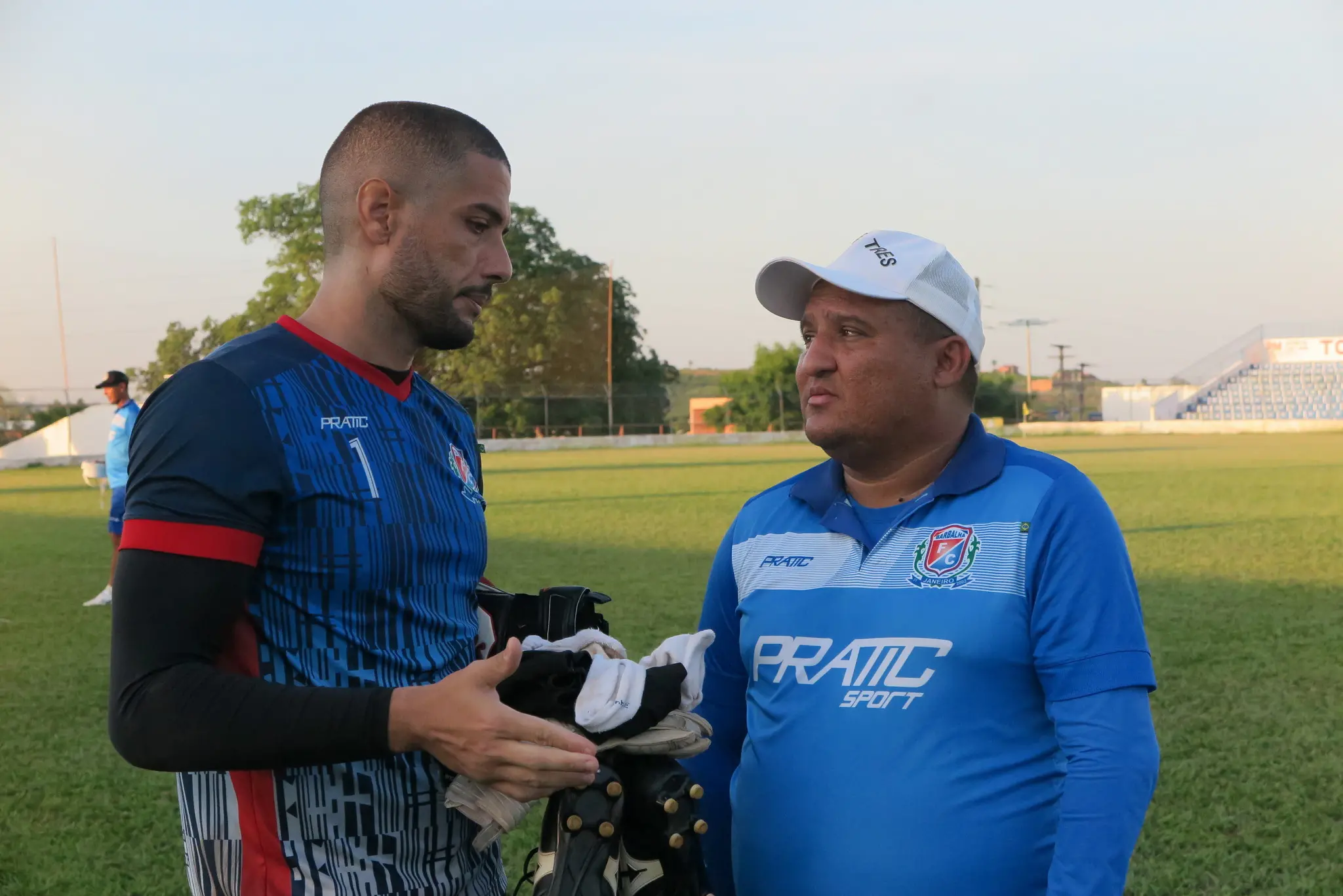 Goleiro Camilo recebe orientações do treinador Higor César