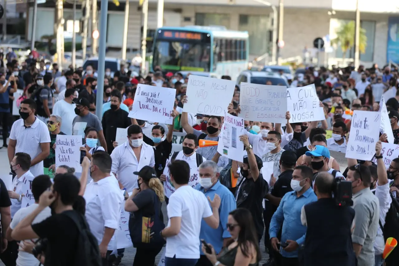 Profissionais de bares e restaurantes levaram cartazes sobre horário de fechamento às 15h