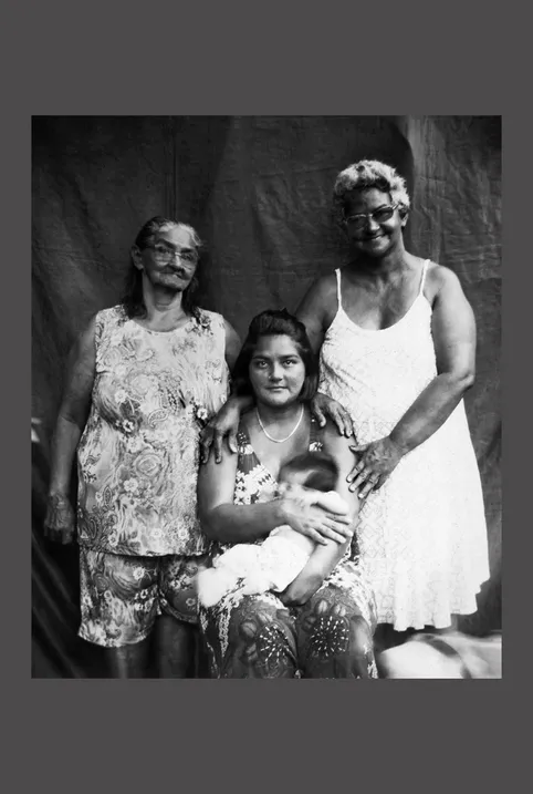 Quatro gerações de mulheres da família Gois. Zenir, Ivonete, Djeine Rudolf e a pequena Maria do Céu