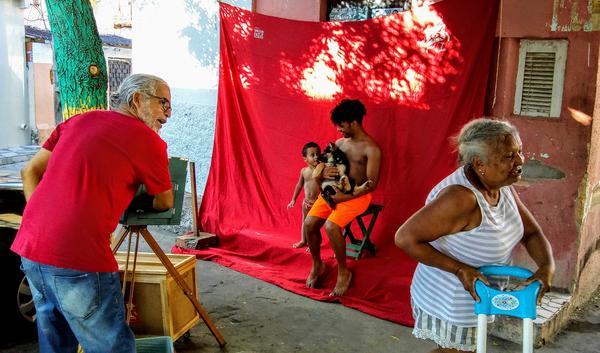 Devoção de Luiz Santos pelo lambe-lambe resgata costumes de comunidades periféricas do Nordeste. Aqui, em ação no Poço da Draga