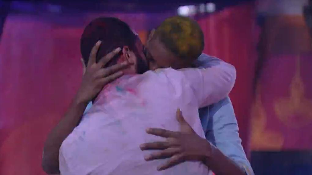 Lucas e Gilberto se beijam durante festa no BBB 21