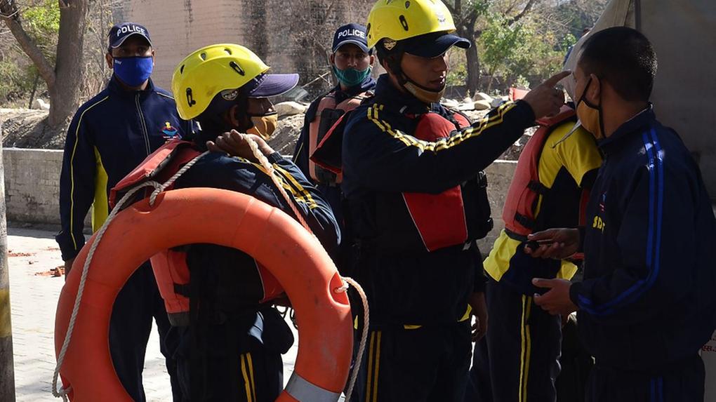 equipe de resgate no acidente do Himalaia