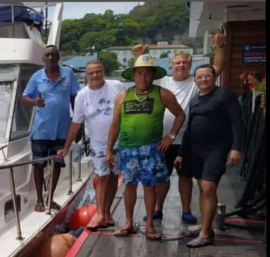 Tripulação era composta por cinco pessoas. Na imagem, estão Domingos Souza (de branco à esquerda); Wilson dos Santos (de camisa verde), Ricardo (de branco à direita). Um mecânico (em roupas pretas) e uma pessoa conhecedora da rota (de azul) também seguiam viagem.