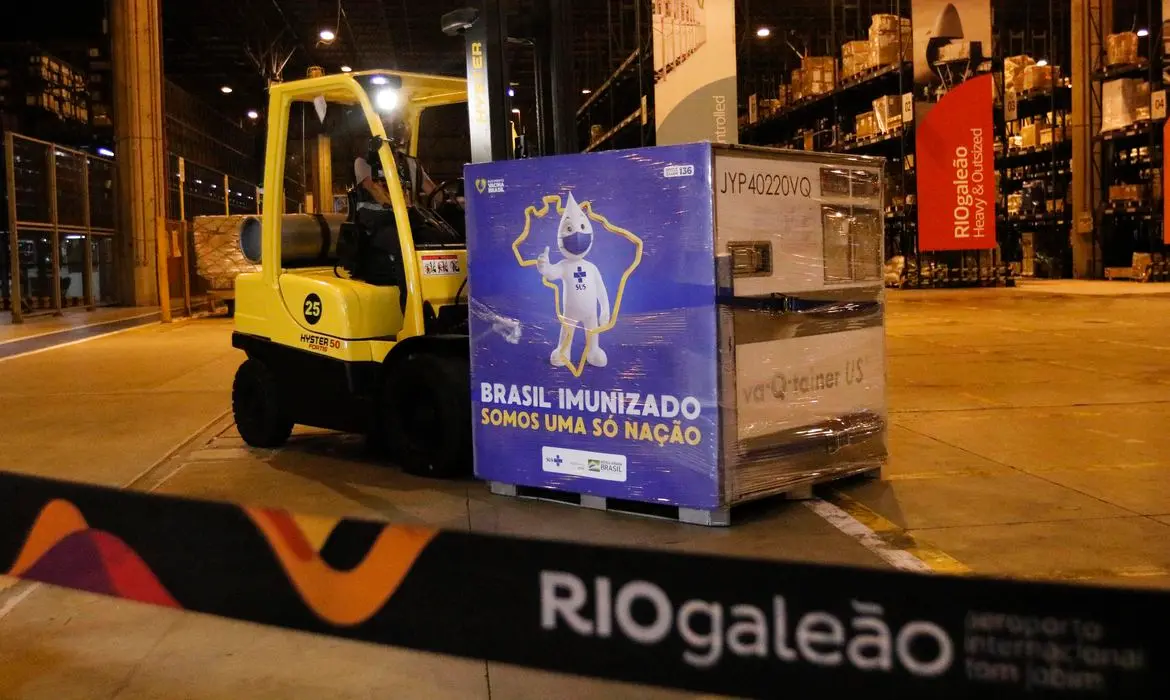 Insumo foi importado da China e deve ser utilizado pela Fiocruz para a produção de 2,8 milhões de doses de vacina contra a Covid-19.