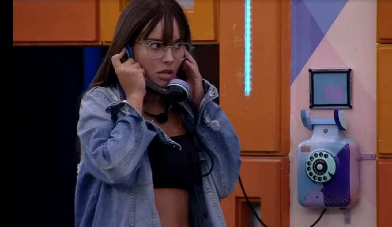 Thais atende ao Big Fone na noite deste domingo (7) e escapa do Paredão