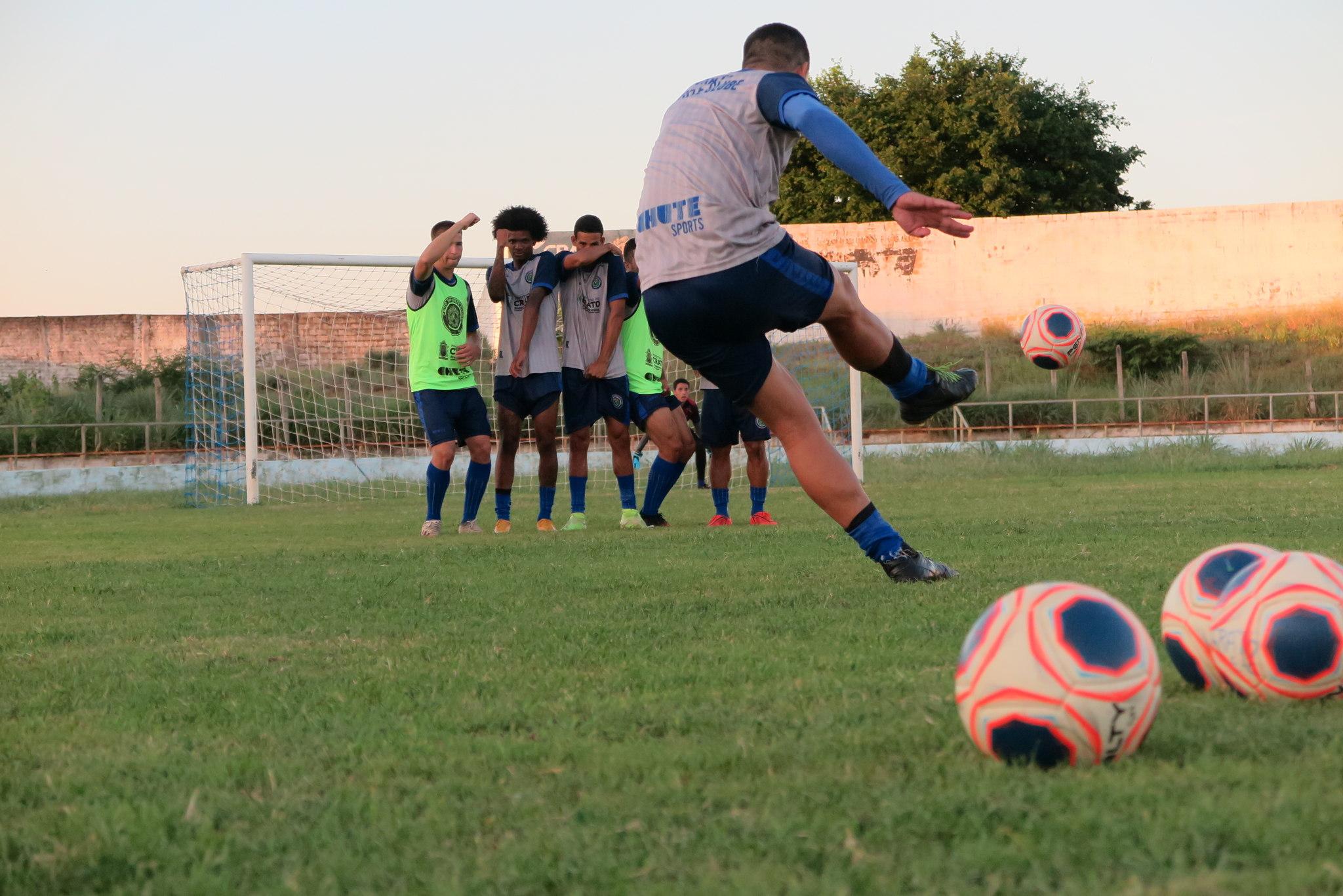 Treino de bola parada dos atletas do Crato