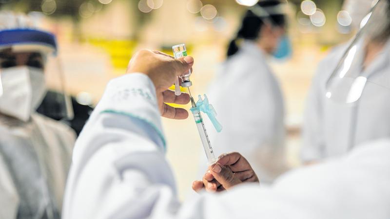 Profissionais da saúde agora se dividem entre os cuidados de infectados e a imunização da população