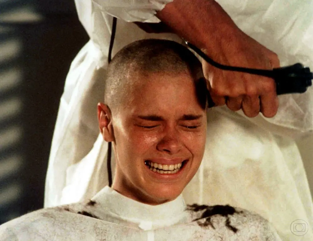 Carolina Dieckmann em clássica cena cortando o cabelo ao som de 