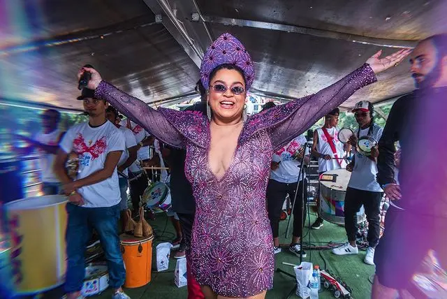 Alcione é uma das participações confirmadas na live