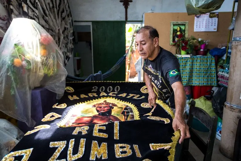 Teonildo e o estandarte do maracatu Rei Zumbi