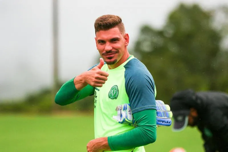Goleiro João Ricardo foi destaque da Chape na Série B