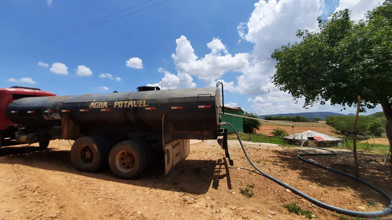 Localidades que não contam com cisternas, os caminhões-pipa auxiliam no fornecimento de água