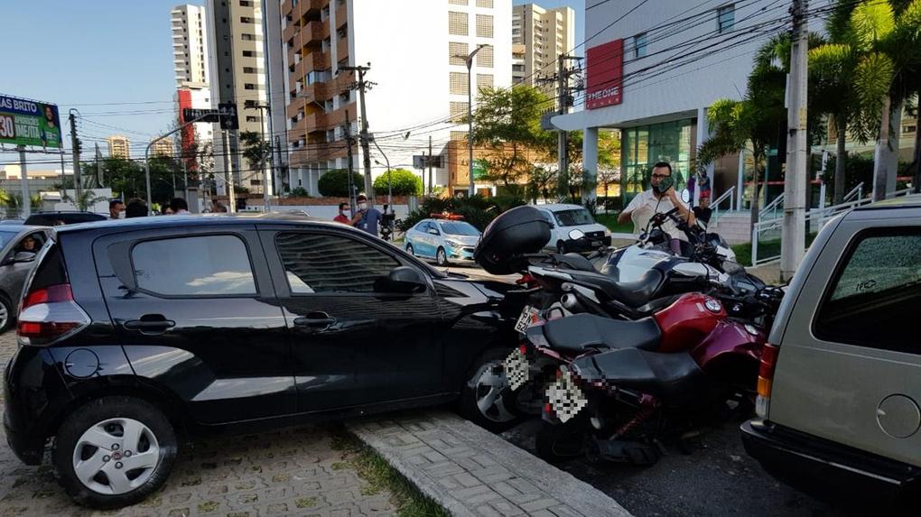 Motorista que colidiu com 9 veículos estacionados na Aldeota é solta ao pagar 10 salários mínimos