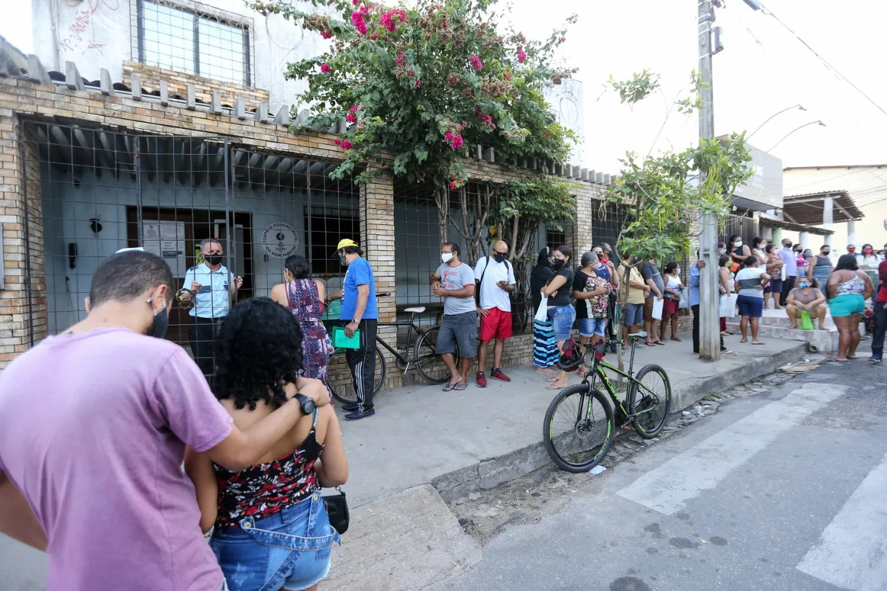Pacientes e familiares relatam que precisam chegar à unidade ainda de madrugada para agendar acompanhamento.