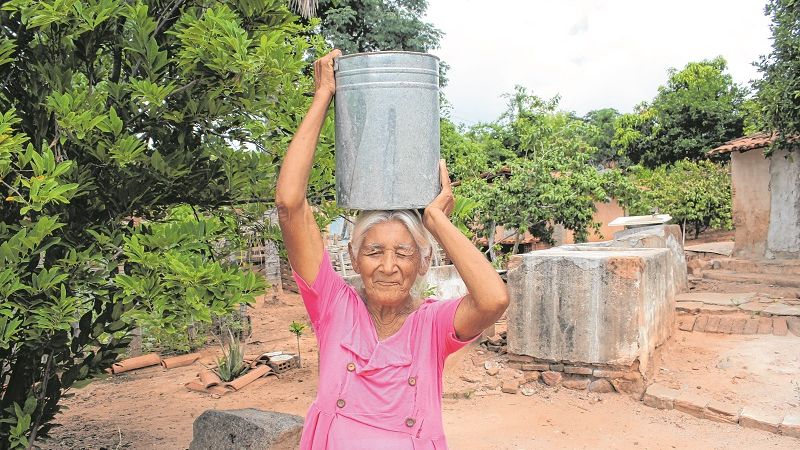 Sem cisterna, dona Priscila da Silva, 79 anos, retira água de um poço na casa da irmã, no Crato