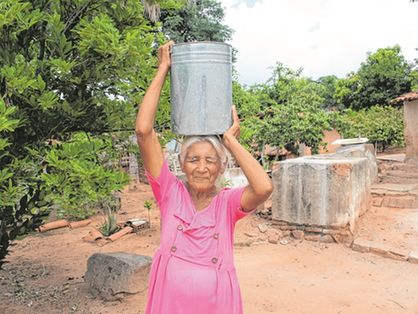 Sem cisterna, dona Priscila da Silva, 79 anos, retira água de um poço na casa da irmã, no Crato