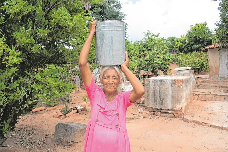 Sem cisterna, dona Priscila da Silva, 79 anos, retira água de um poço na casa da irmã, no Crato