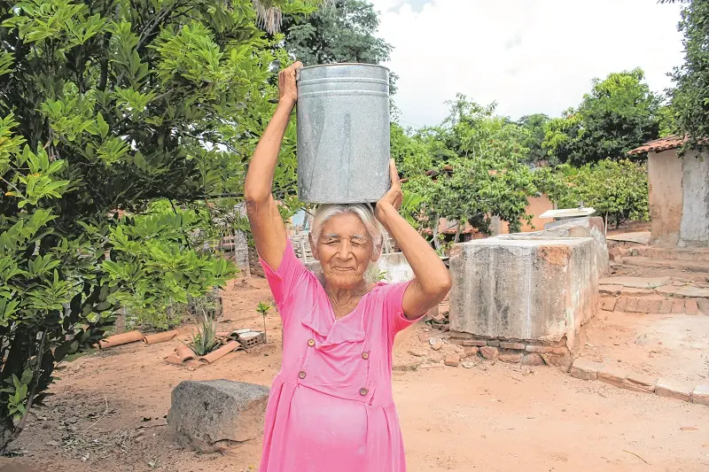 Sem cisterna, dona Priscila da Silva, 79 anos, retira água de um poço na casa da irmã, no Crato