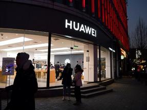 Pessoas ficam do lado de fora de uma loja da Huawei em Pequim em janeiro