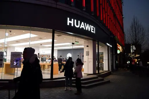 Pessoas ficam do lado de fora de uma loja da Huawei em Pequim em janeiro